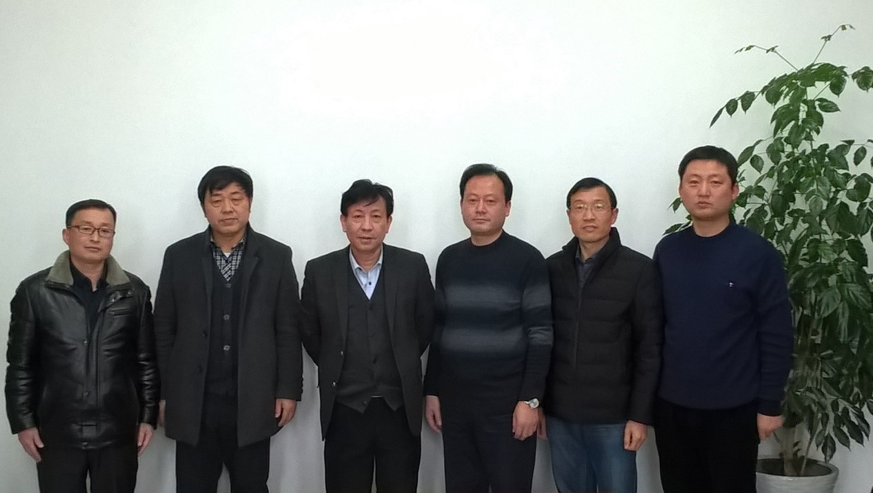 范以宁教授(左三)与分析测试中心和化学工程学院部分专家教授合影 范以宁教授(左三)与分析测试中心和化学工程学院部分专家教授合影